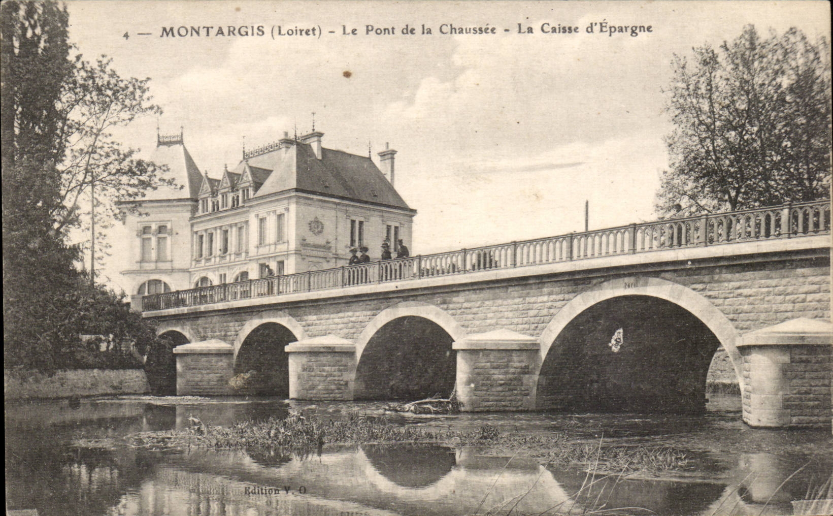 Montargis CPA Le pont de la chaussee La caisse d'epargne