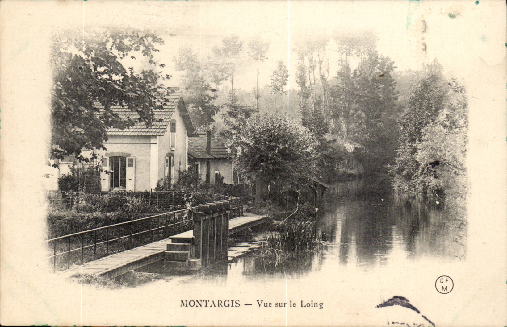 Montargis cPA Vue sur le Loing
