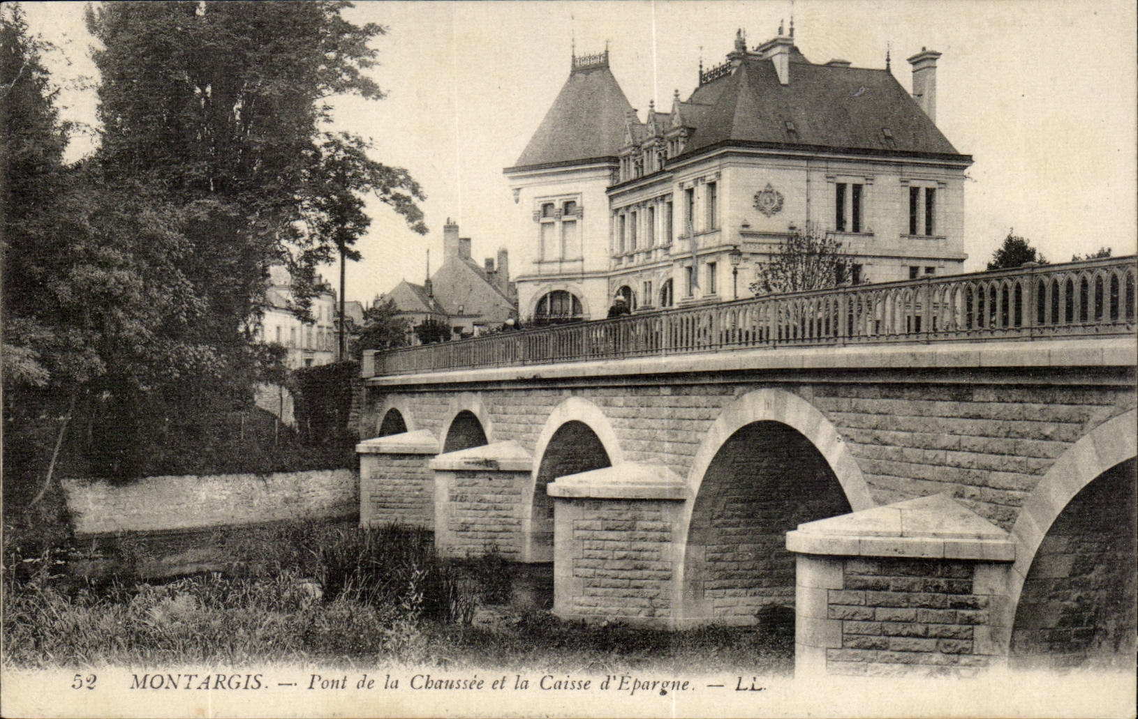 Montargis CPA Pont de la chaussee et la caisse d'epargne