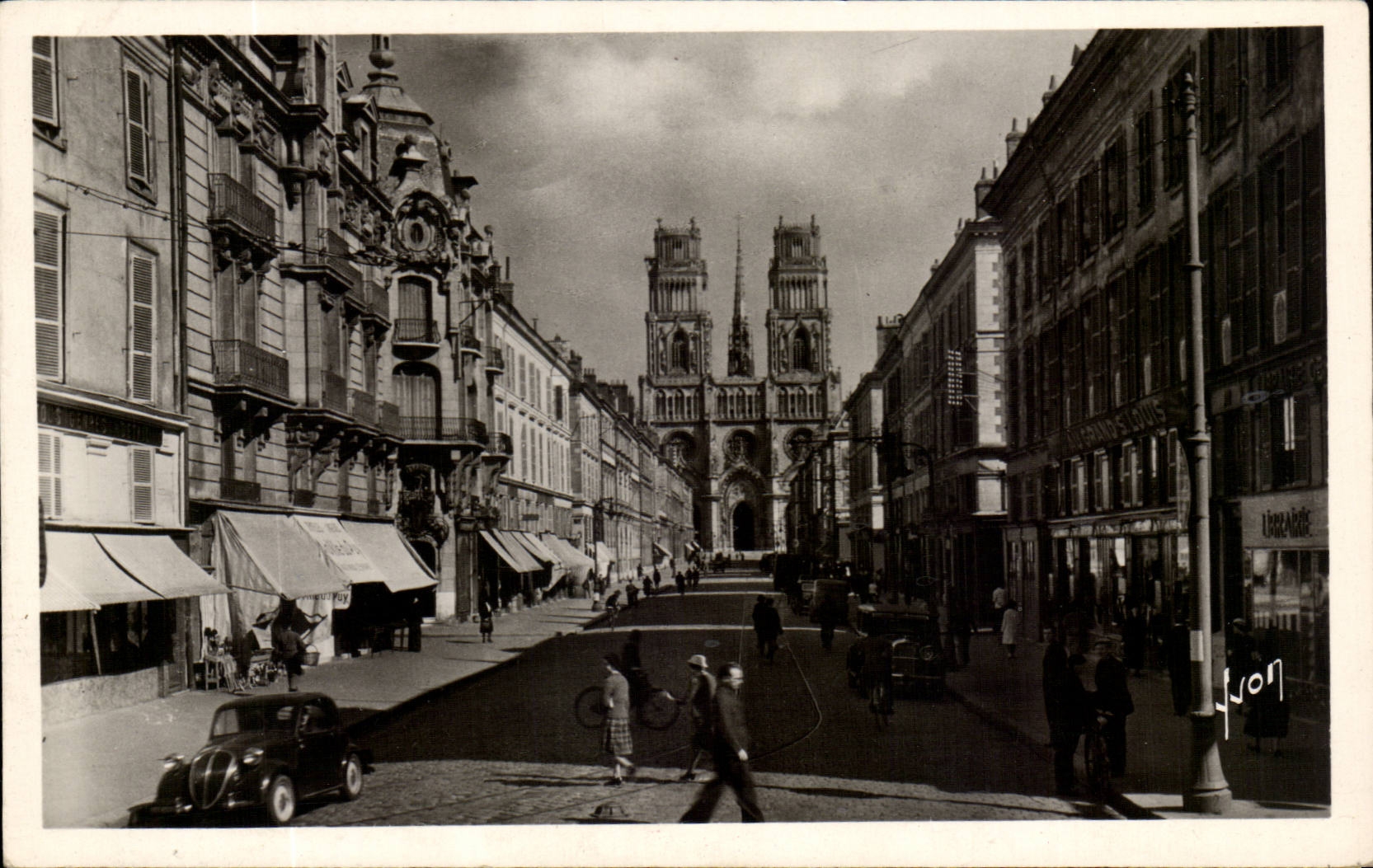 Orleans CPA Rue generale et la cathedrale