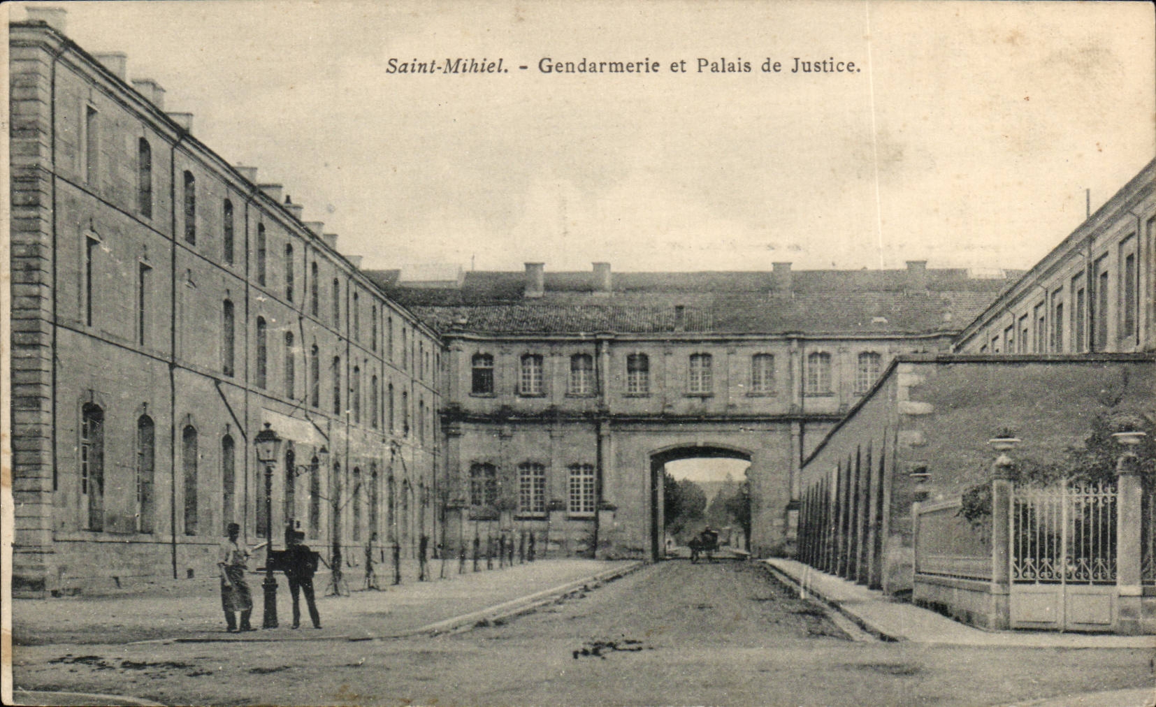 Saint Mihiel - Gendarmerie et Palais de Justice - CPA 