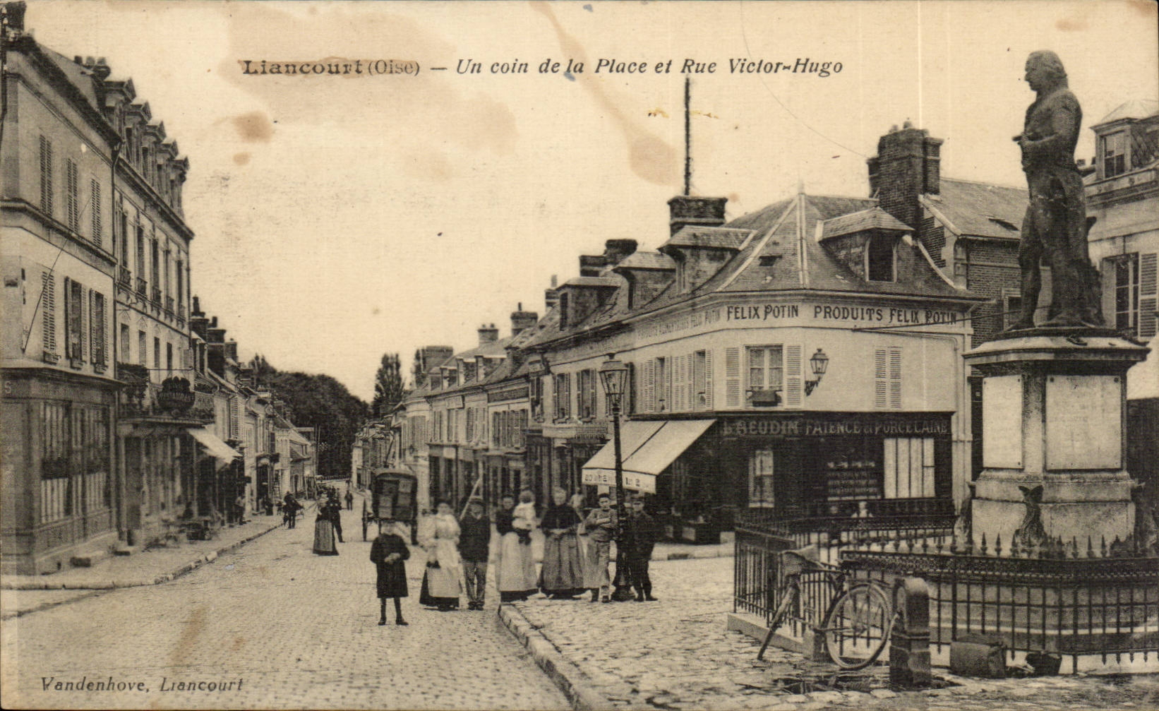 Liancourt (Oise) — Un coin de la Place et Rue Victor-Hugo — Vandenhove, Liancourt