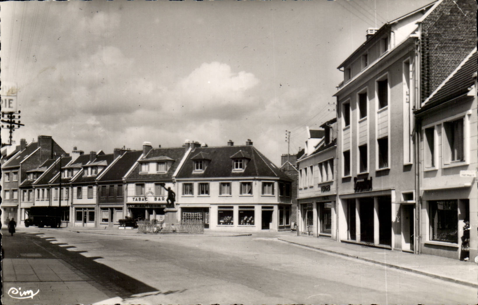 Breteuil-sur-Noye — Place du Monument aux Morts — Photo Matton (S.-Et-L.)