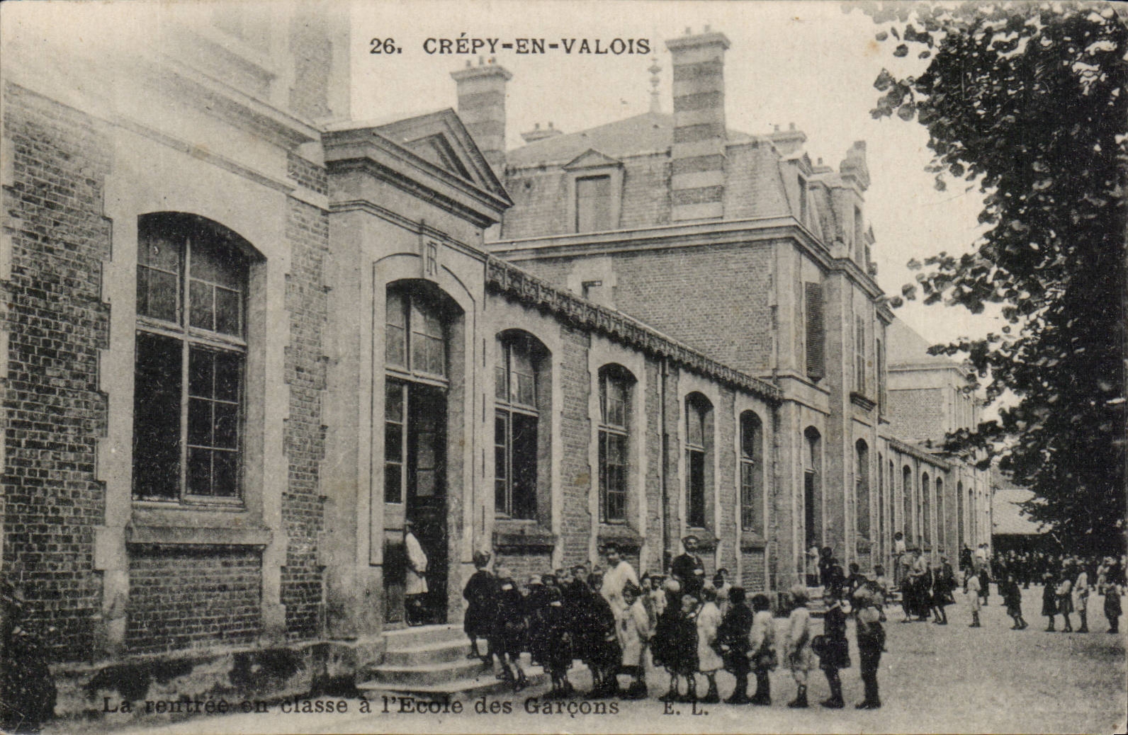 Crépy-en-Valois — La rentrée en classe à l'École des Garçons — E.L.