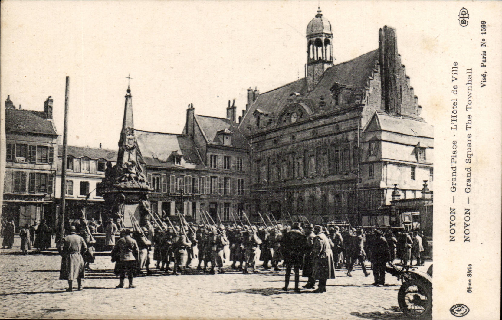 Noyon CPA Grand place L'hotel de ville