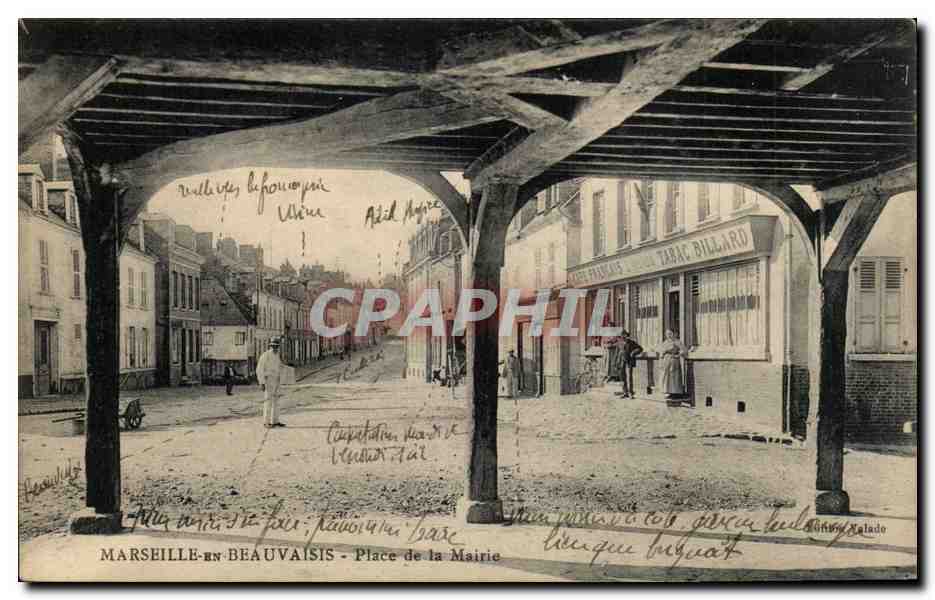 Marseille-en-Beauvaisis — Place de la Mairie — vue sous porche en bois