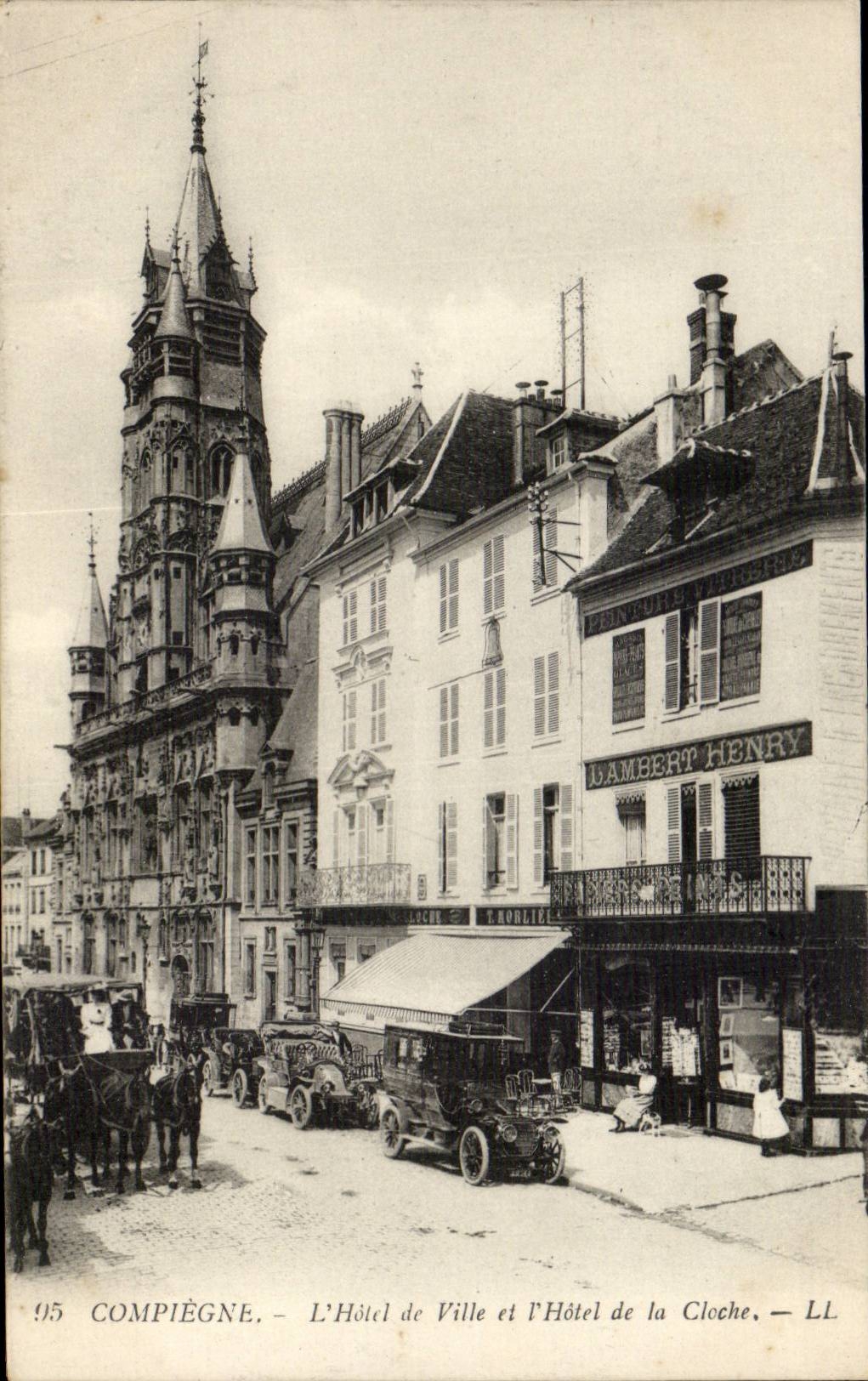 Compiègne — L'Hôtel de Ville et l'Hôtel de la Cloche — LL