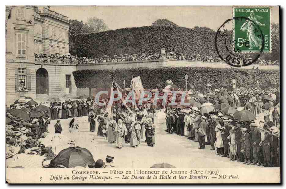 Compiègne — Fêtes en l'Honneur de Jeanne d'Arc (1909) — Défilé du Cortège Historique — Les Dames de la Halle et leur Bannière — ND Pot.