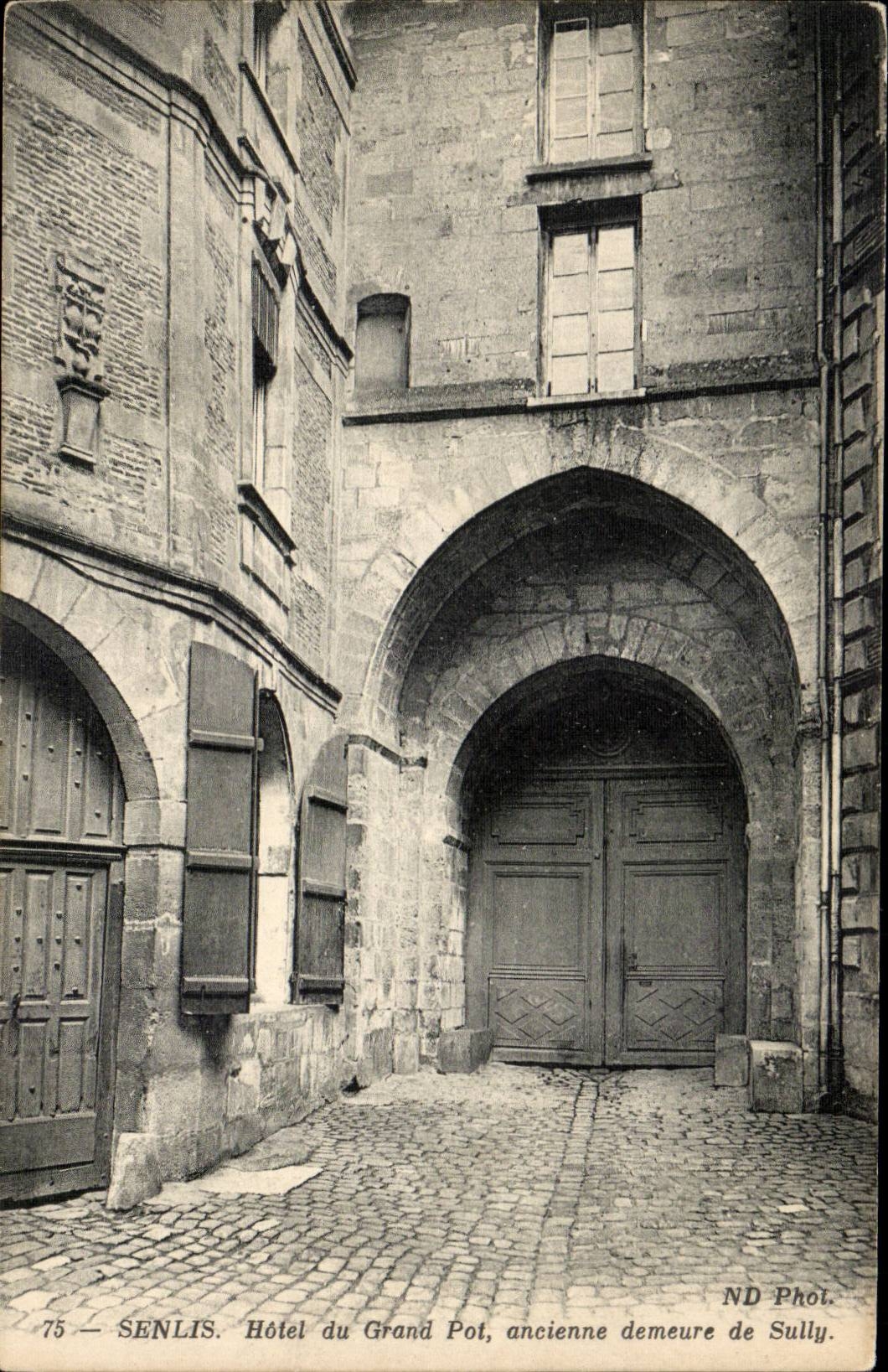 Senlis — Hôtel du Grand Pot, ancienne demeure de Sully — ND Phot.