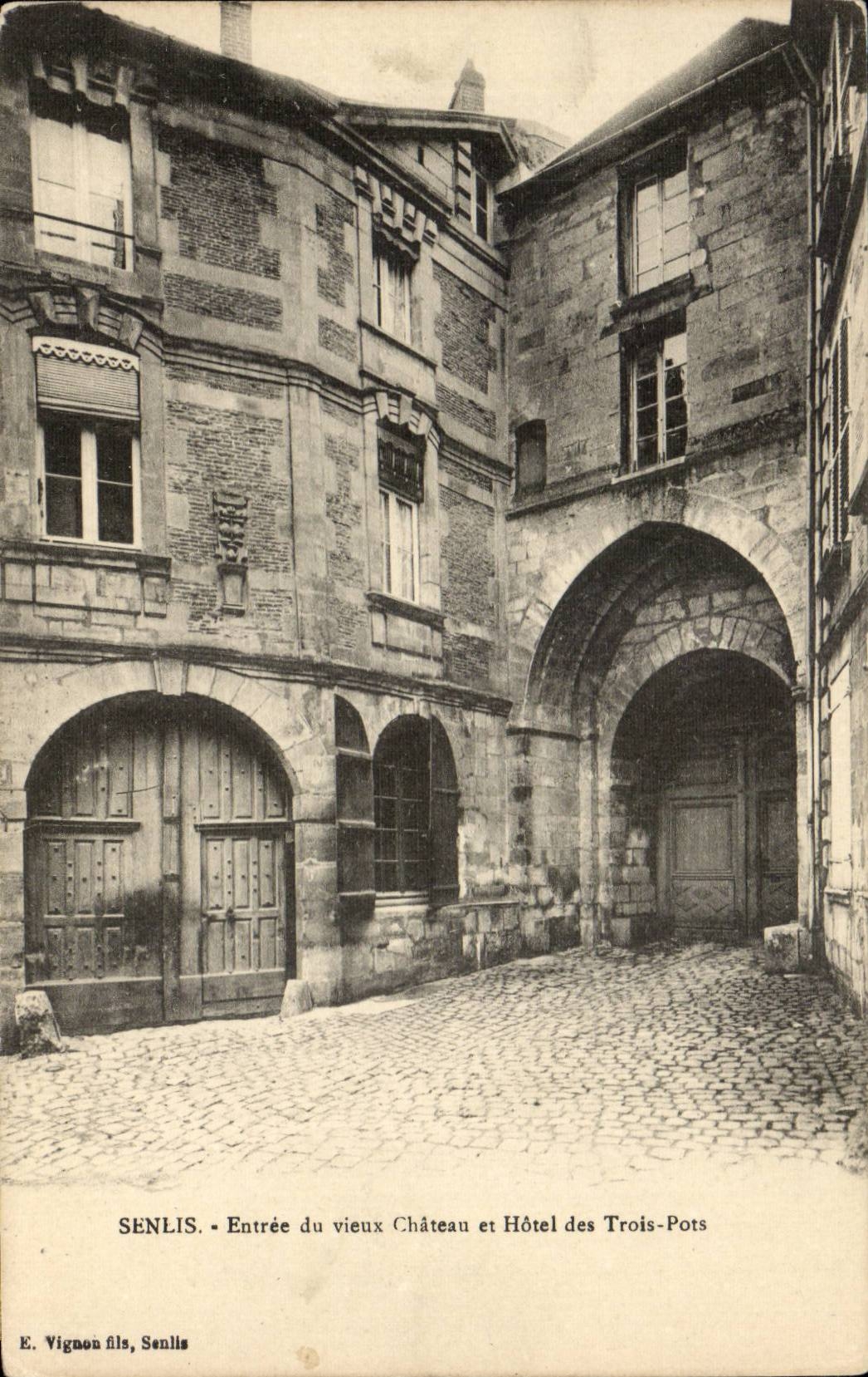 Senlis CPA Entree du vieux chateau et hotel des TRois ponts