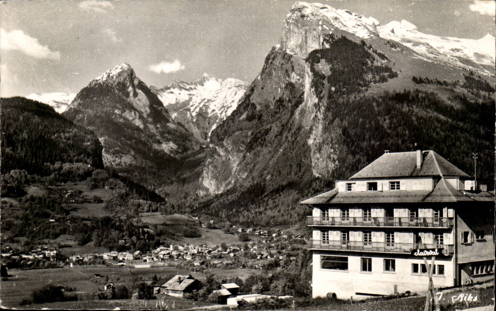 Samoëns (Haute-Savoie) — Le Criou (2207 m) et les Dents Blanches — J. Niks