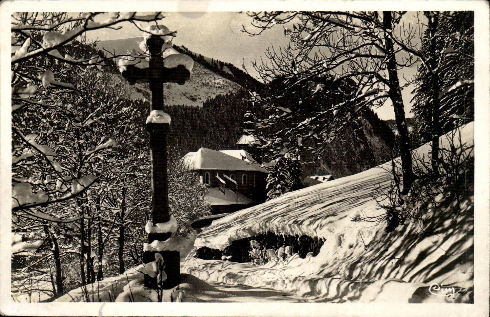 CPM Abondance Le calvaire l'abbaye et la pointe de Fremoux en hiver