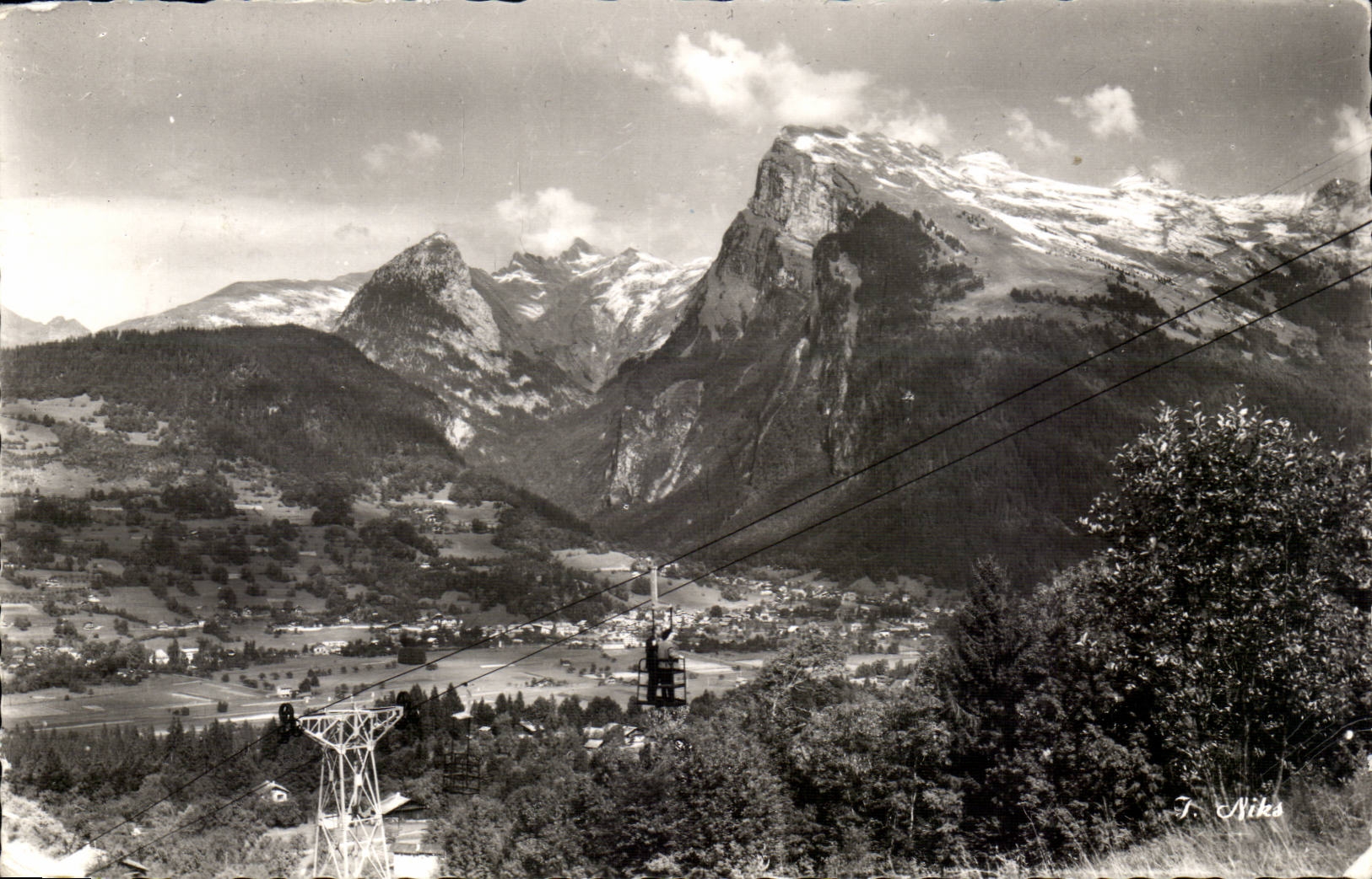 Vue générale de Samoëns — Mont Tuet, Dents Blanches, Aiguille du Criou, télécabine — J. Niks