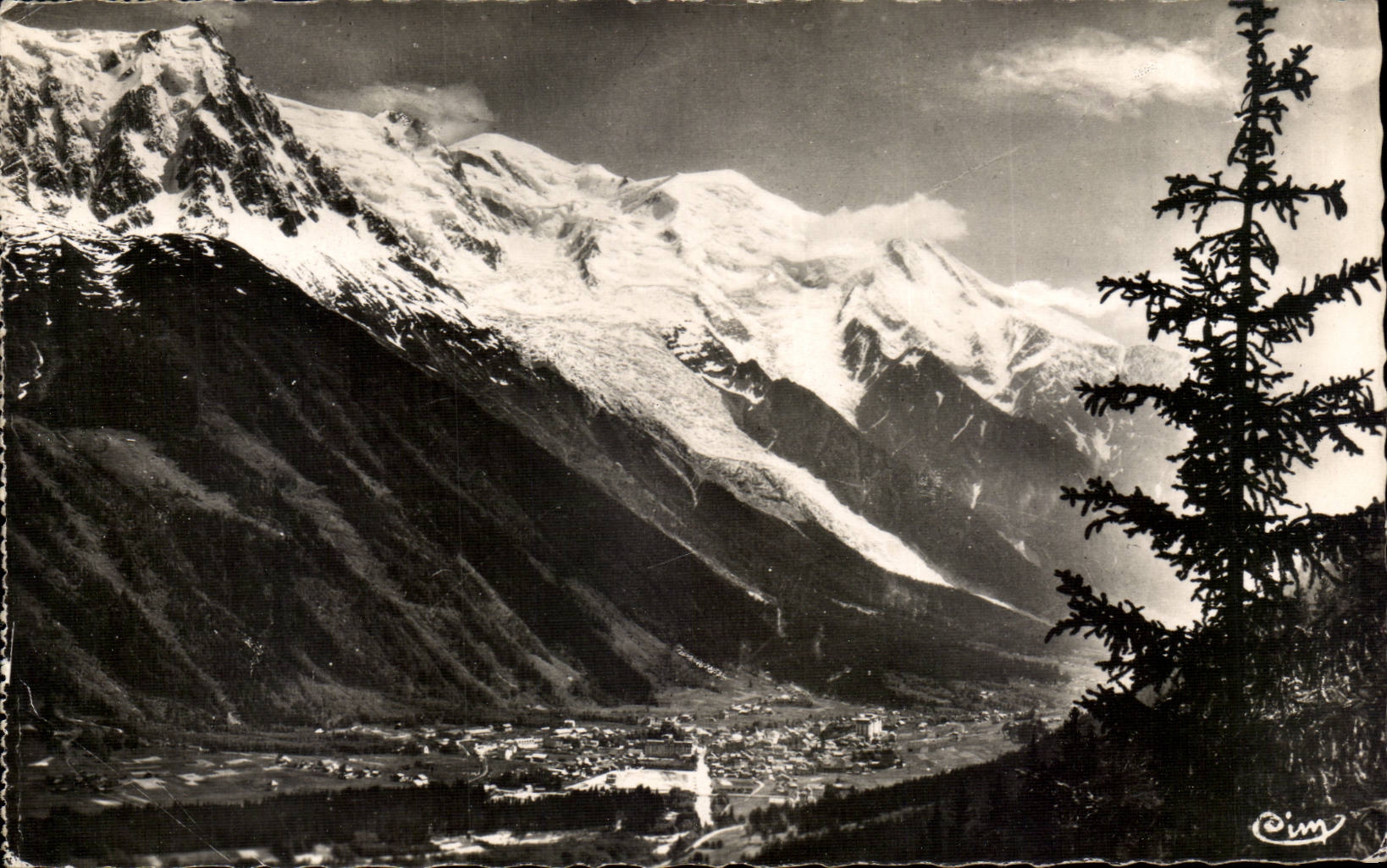 Chamonix (Haute-Savoie) — Vue générale et le Mont-Blanc — Coll. Barbey, photo Gobier Hagon