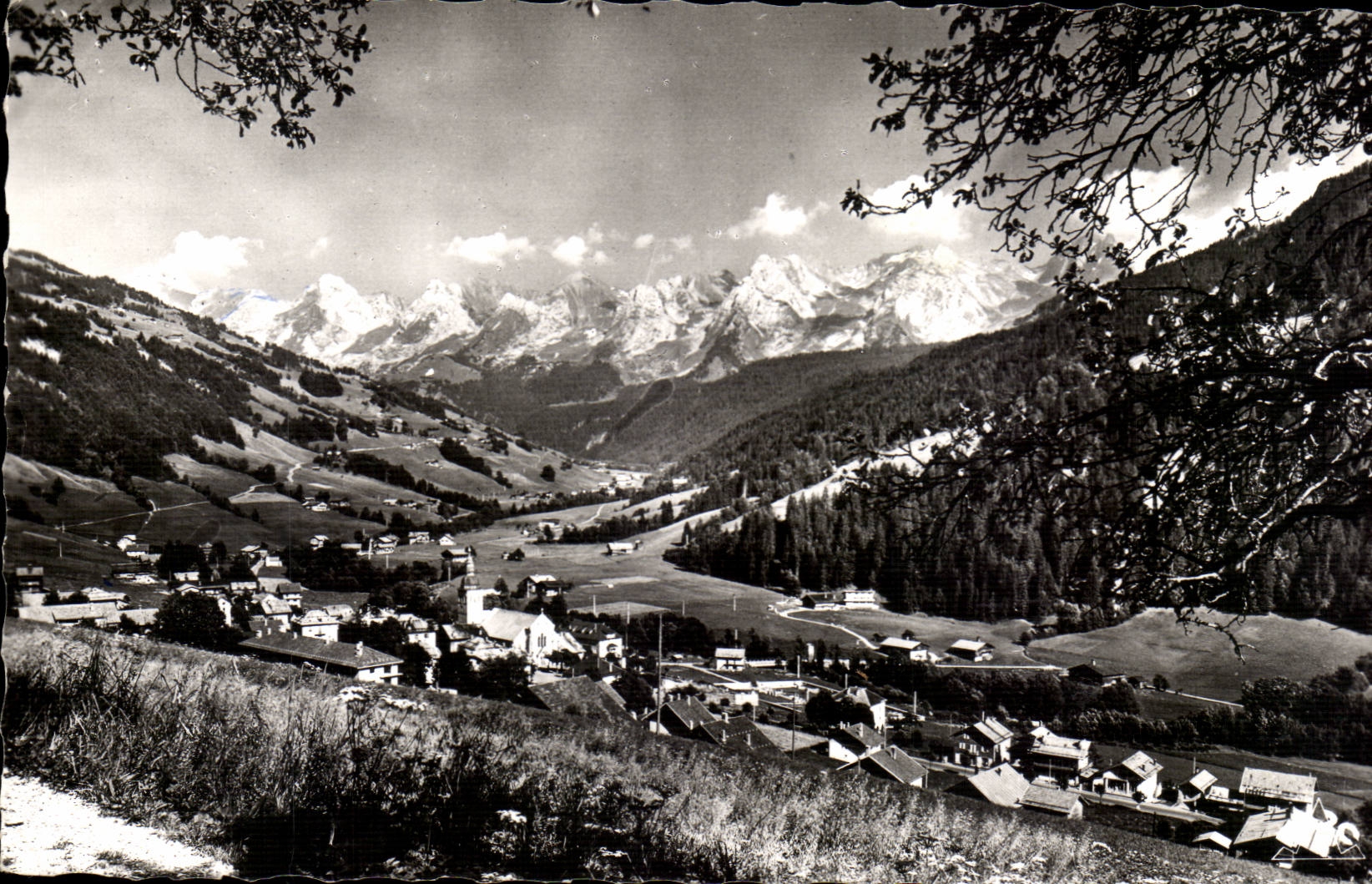 Le Grand Bornand CPM Le village et la chaine des Aravis
