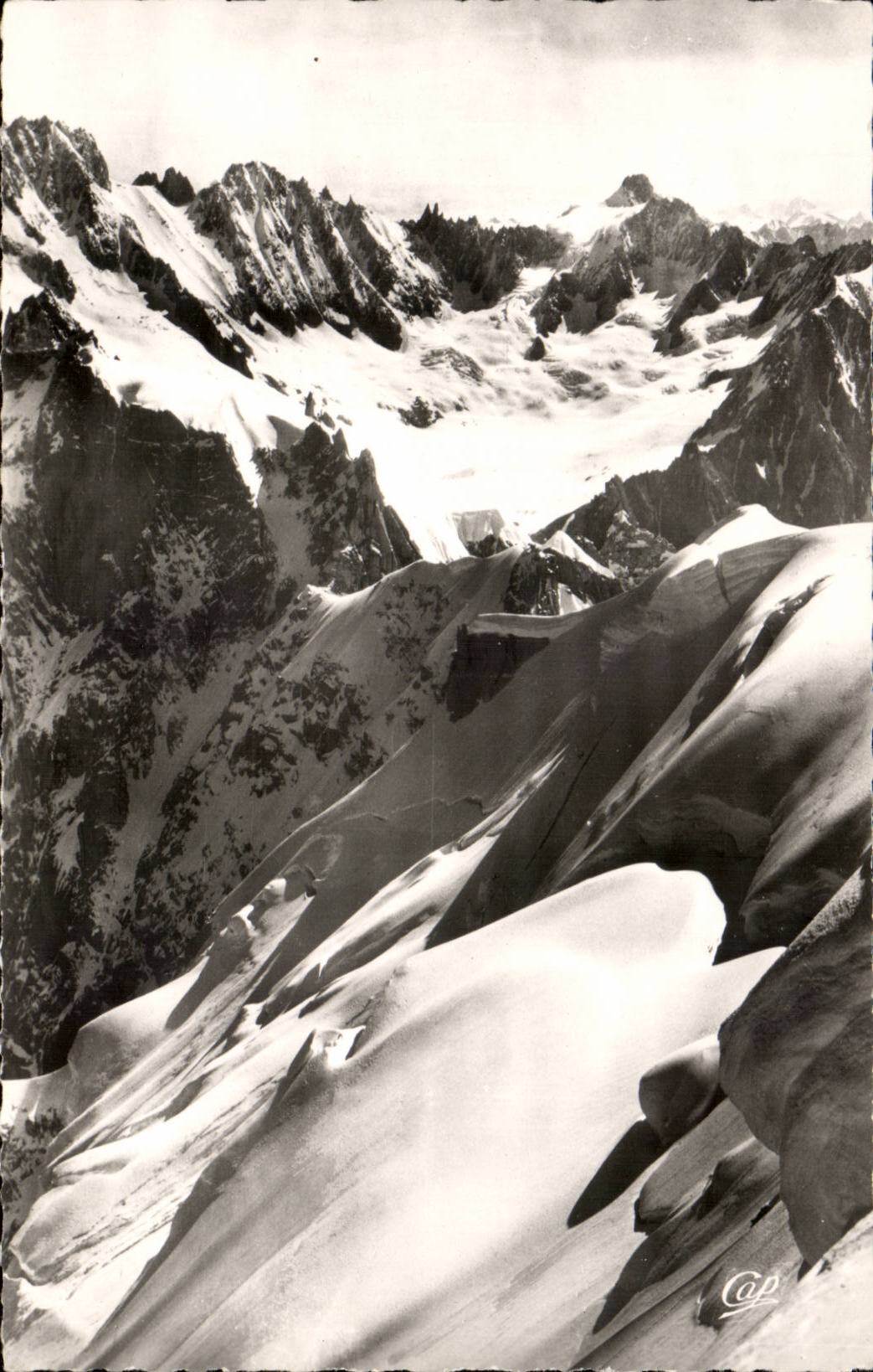 Chamonix - Mont-Blanc — Les 'A Pic' de l'Aiguille du Midi, les Droites, les Courtes, Ravanel, Mummery et le Glacier du Midi (3842 m) — C.A.P., Paris