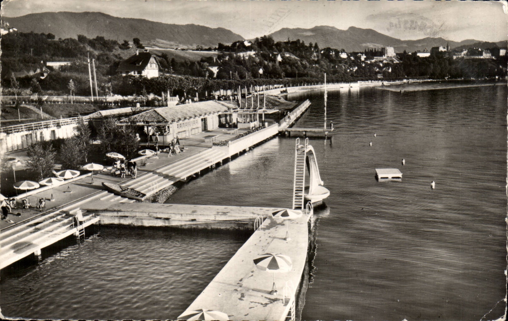 Les Bains (Haute-Savoie) — vue du lac avec quai et toboggan — éditeur non identifié, n° de série non visible