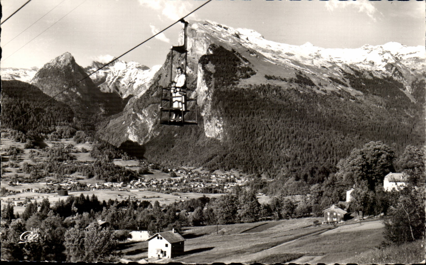 Samoëns — Vue générale — Le Télébenne et le Criou (2250 m.) — Réal Photo, Paris
