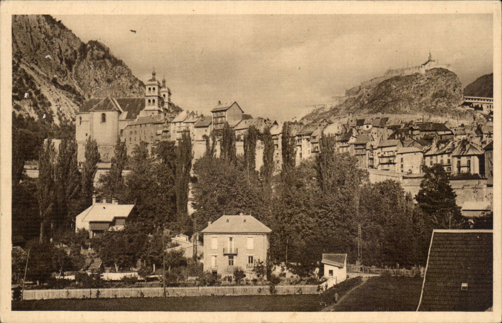Briançon (Hautes-Alpes) — La vieille Ville, la Cathédrale, le Château — Éditions Marceau