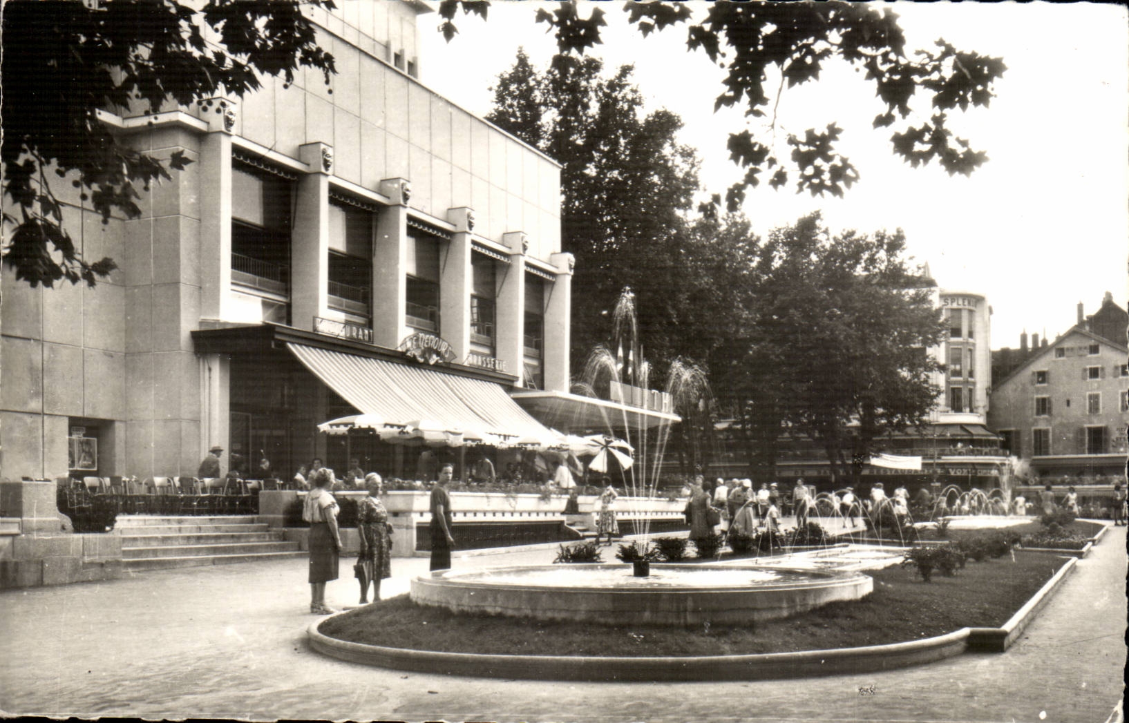 Annecy (Haute-Savoie) — Les Jardins du Casino et le Restaurant 'Le Nemours' — Les Éditions de l'Économie