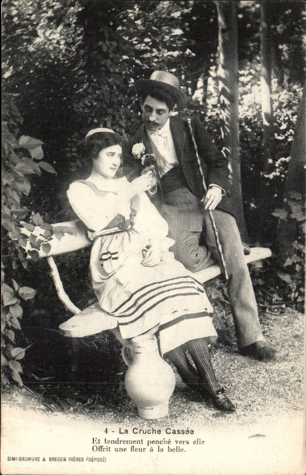 CPA La cruche cassee Et tendrement penche vers elle offrit une fleur a la belle (folklore femme)