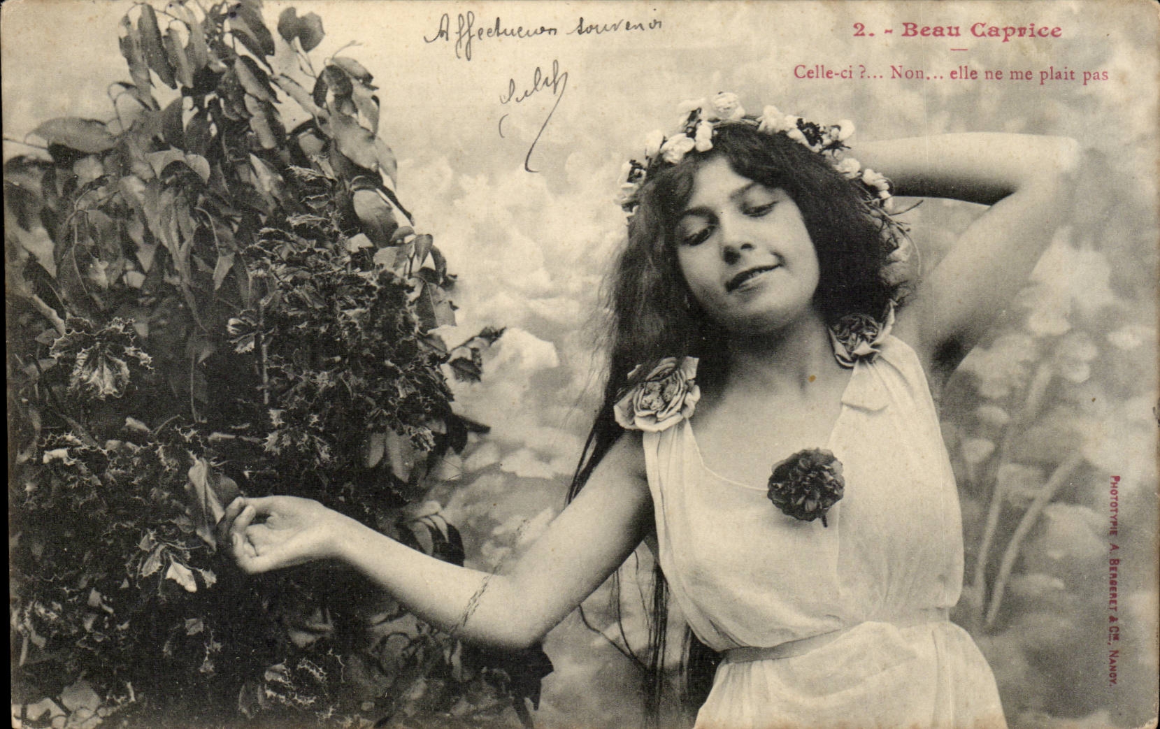 Jeune femme en robe blanche et couronne de fleurs — Beau Caprice — Photographe A. Béauregard & Cie, Nancy