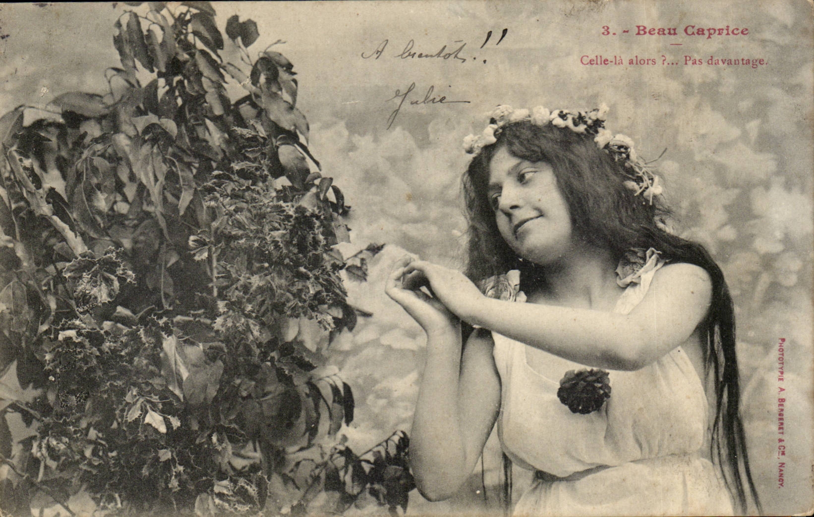 Jonge vrouw in witte jurk en bloemenkrans — Beau Caprice — Fotograaf A. Berenetti & Cie, NANCY