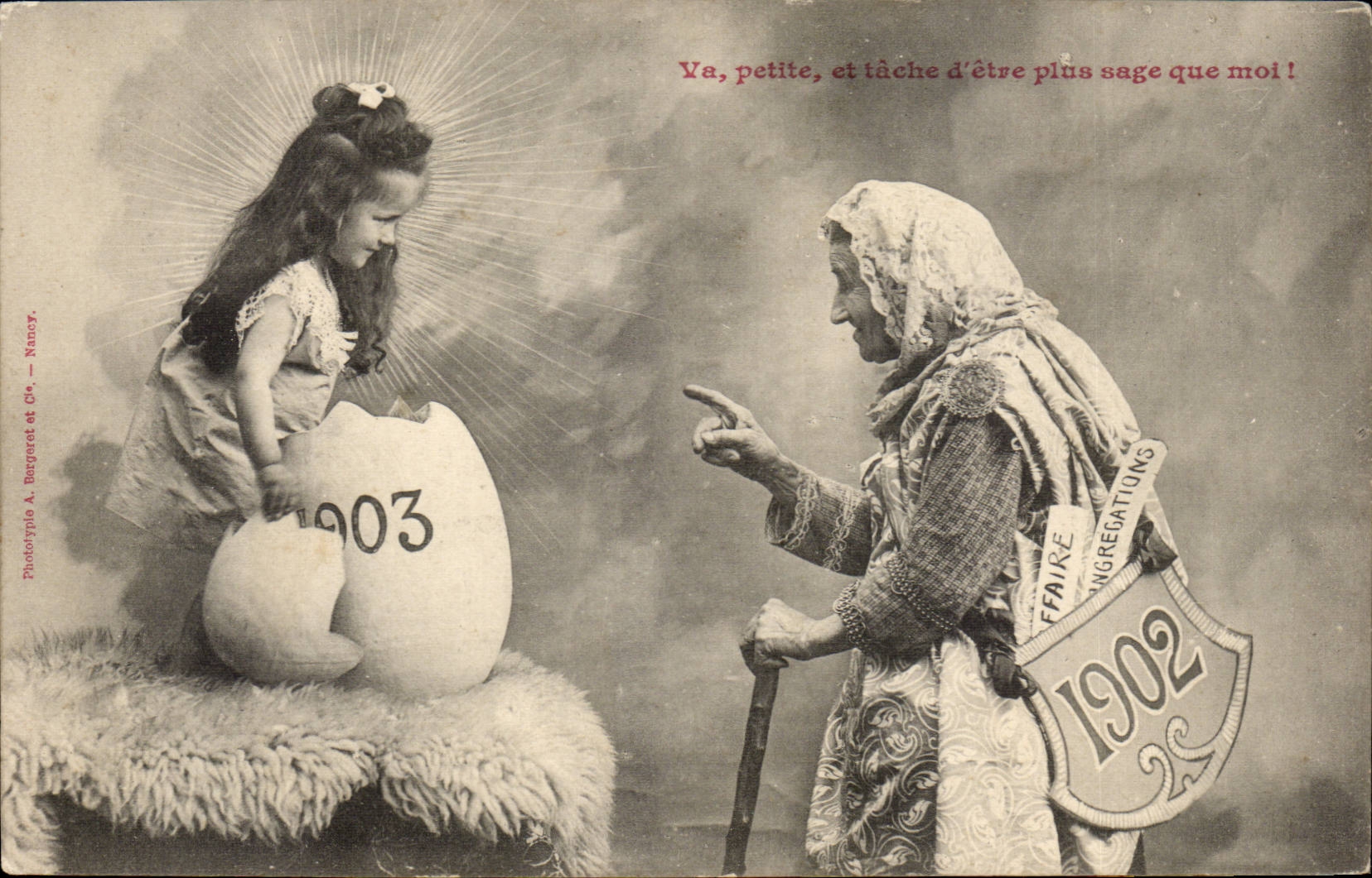 Kind und alte Frau — humorvoller Szene mit Kirche und Jahr 1903 — Phototypie A. Burget et Cie, Nancy