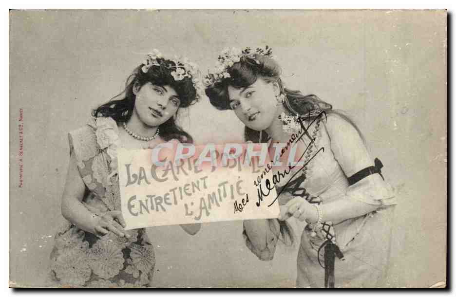 Deux jeunes femmes — avec pancarte 'La camaraderie entretient l'amitié' — Phototypie A. Blancart & Cie, Nancy