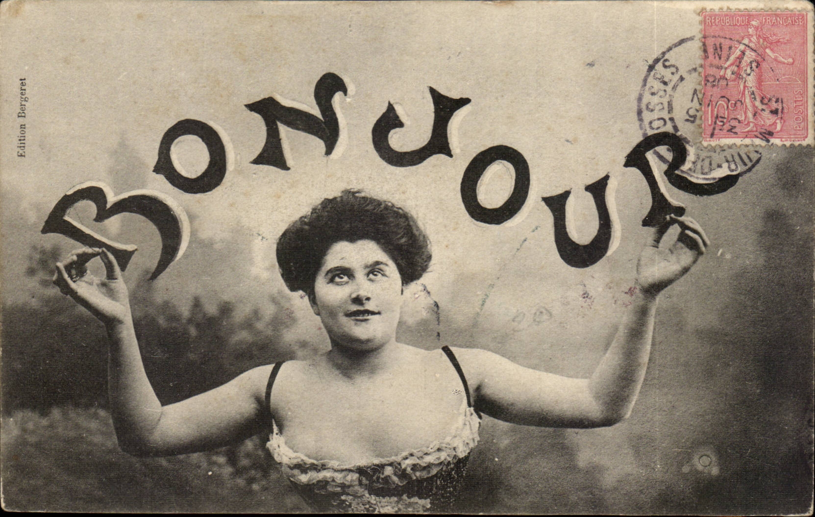 Femme tenant les lettres 'Bonduour' — Édition Bergeret