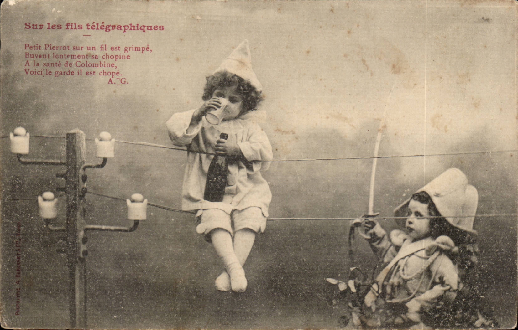 CPA Fantaisie Enfants Sur les fils telegraphiques (Pierrot)