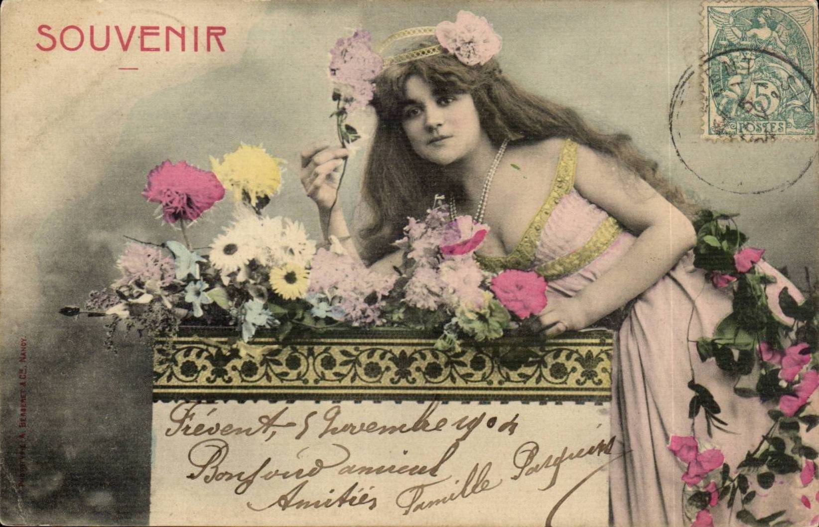 Giovane donna in abito rosa tra fiori — Souvenir — Tipografia A. Berbecq, Nancy