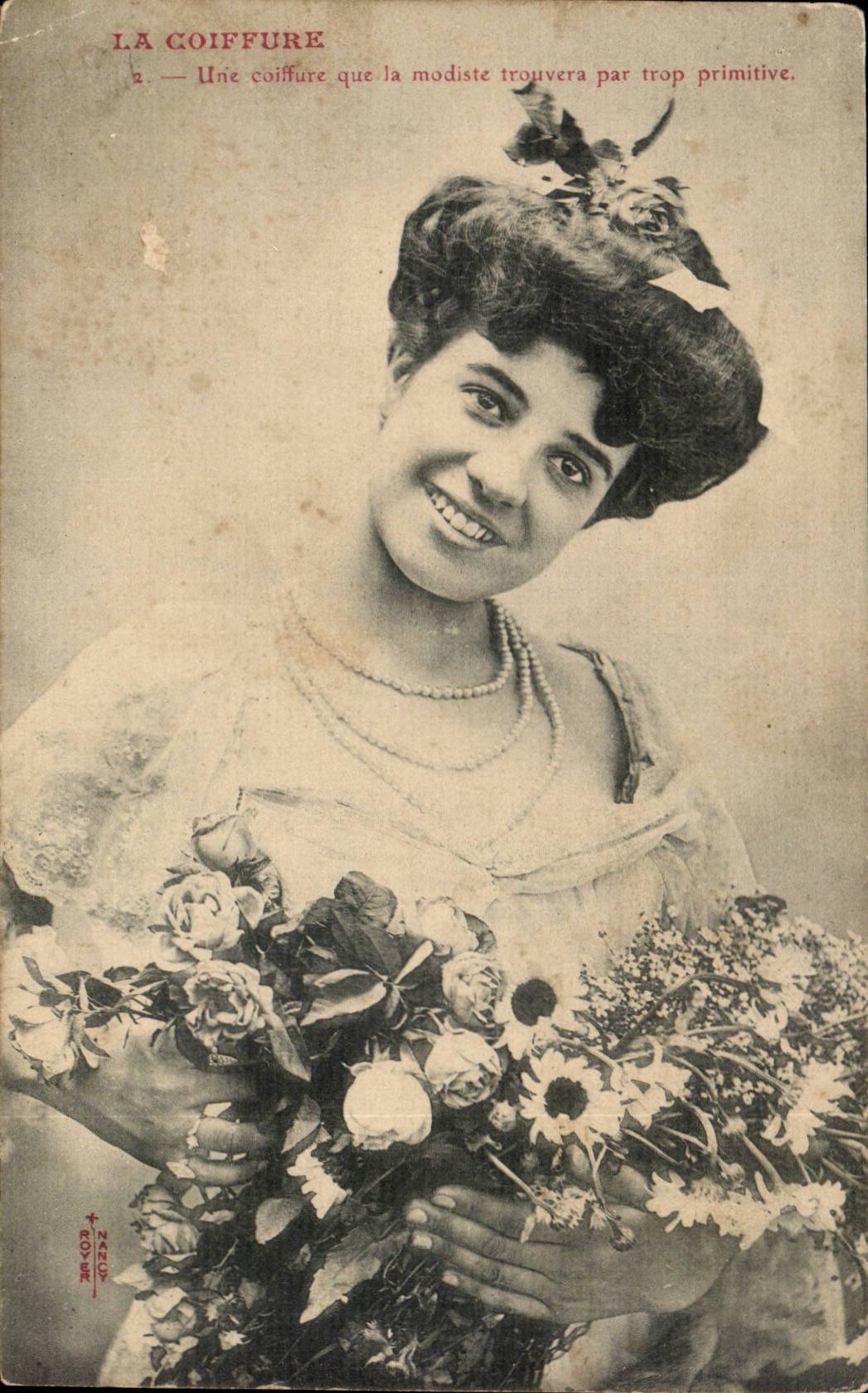 Coiffure — Une coiffure que la modiste trouvera par trop primitive — T. NANG