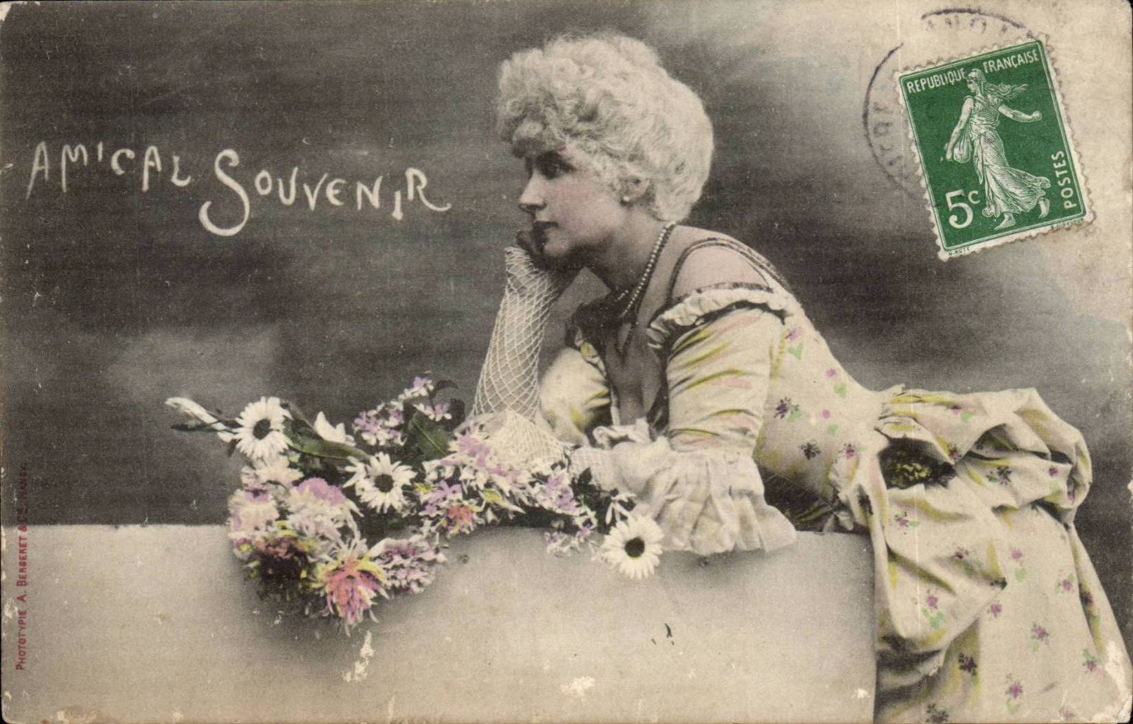 Jeune femme en robe fleurie — avec bouquet — éditeur Phototype A. Beneket & Cie