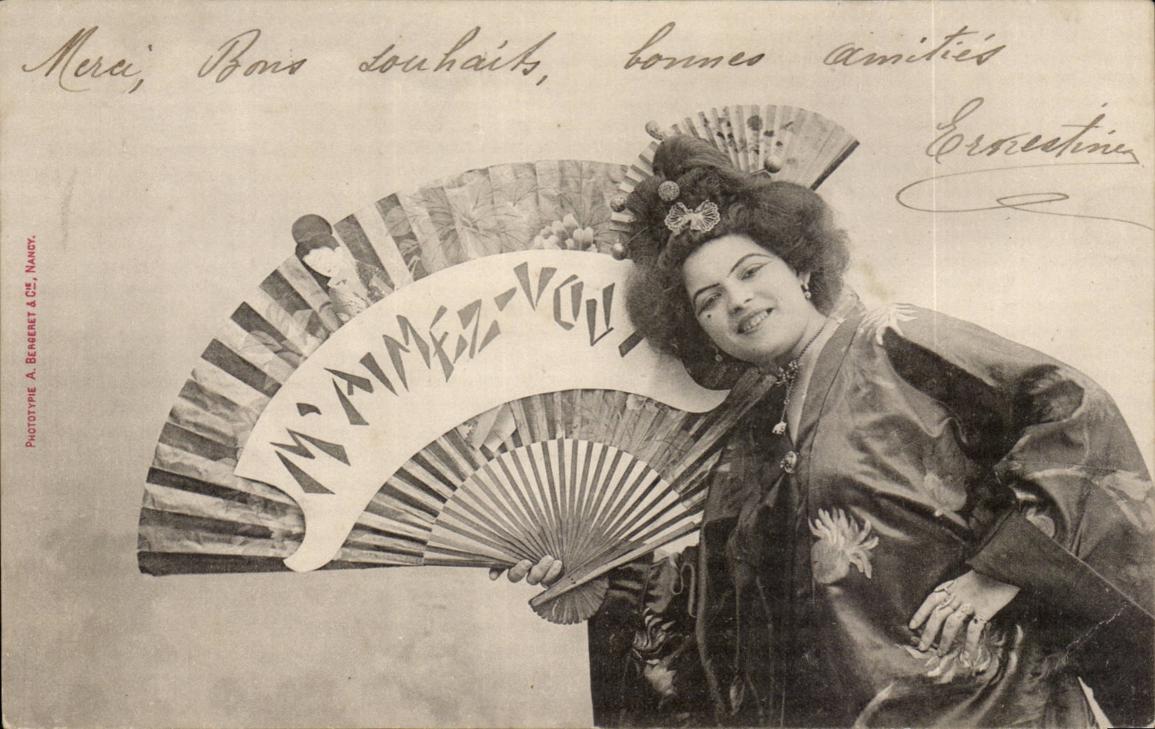 Femme en costume japonisant — 'M'aiméz-vous?' — Phototype A. Bergeret & Cie, Nancy