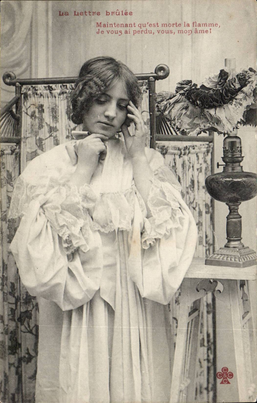 Femme en robe de nuit — tristesse — éditeur inconnu