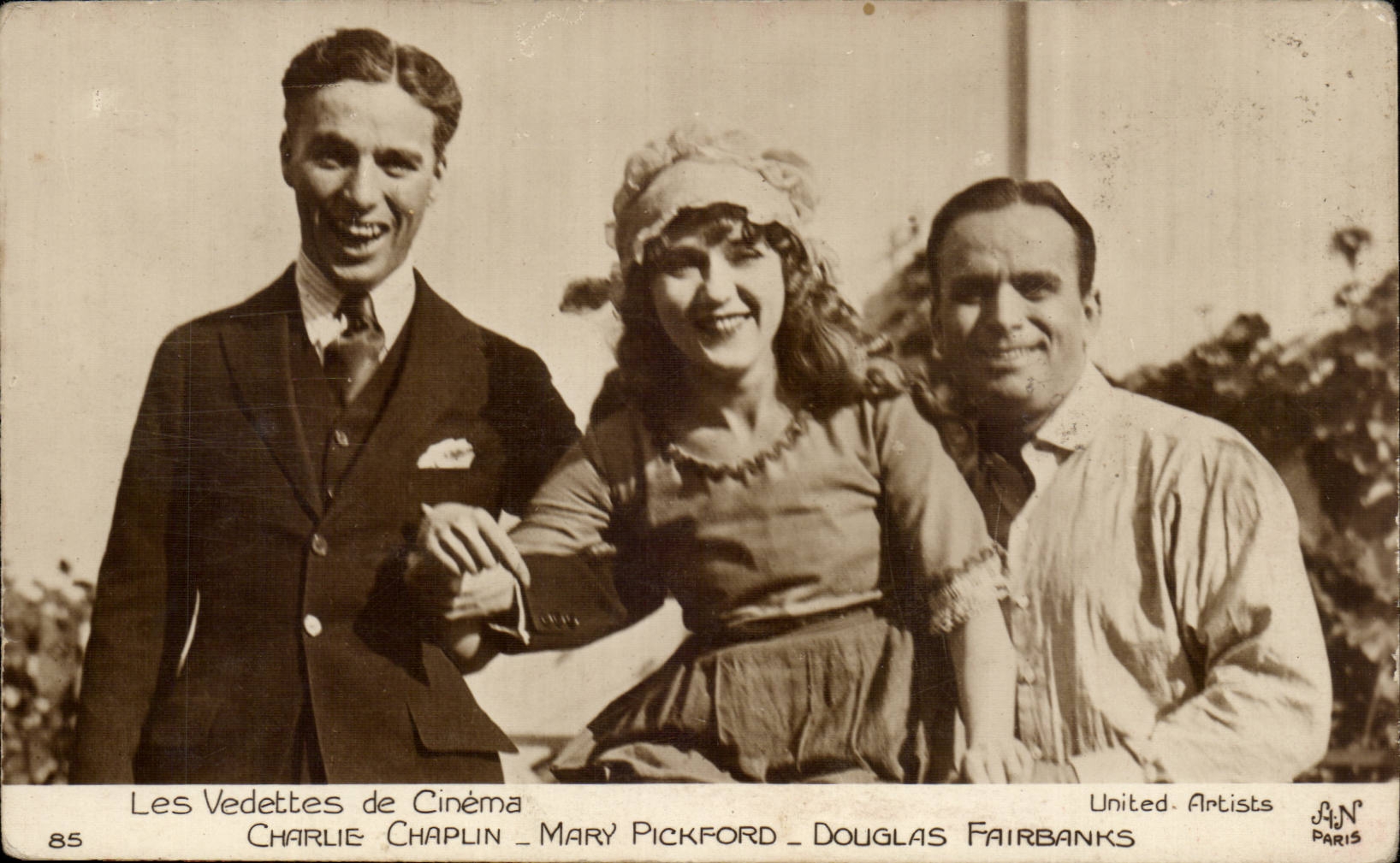 CPA Les vedettes du cinema Charlie Chaplin Mary pickford Douglas Fairbanks