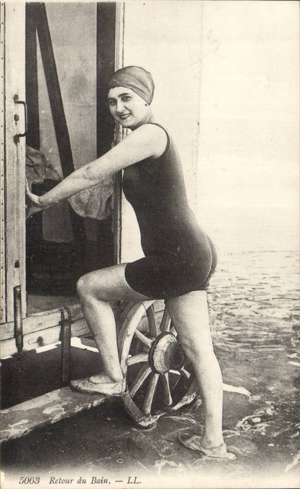CPA Retour du Bain (femme folklore costume)