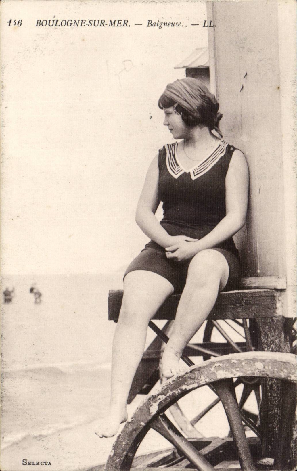 Boulogne sur Mer CPA Baigneuse (femme folklore costume)