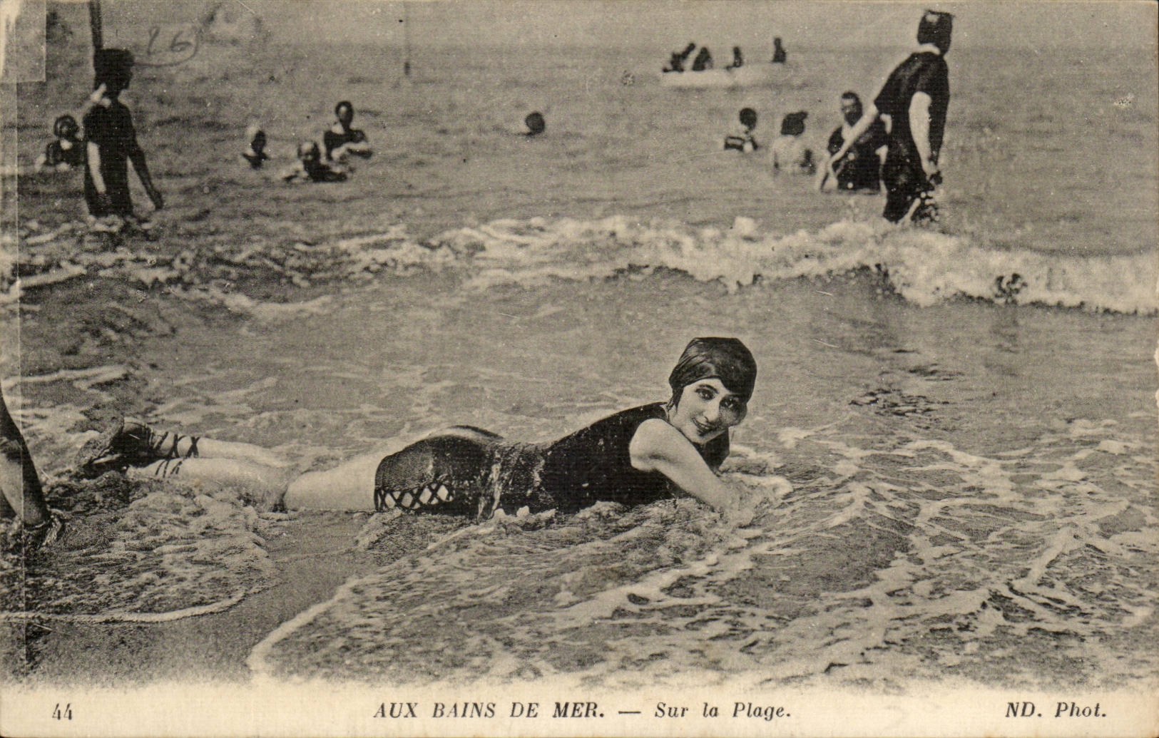 Aux bains de mer Sur la plage CPA Baigneuse (femme folklore costume)