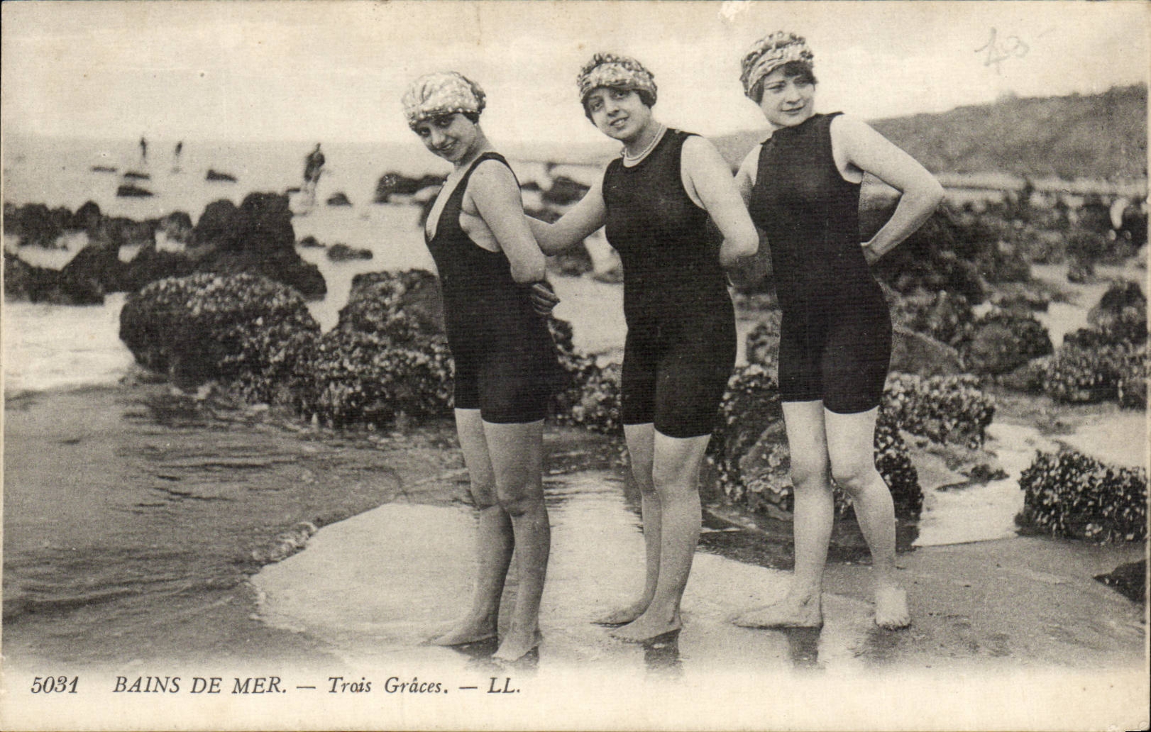 Bains de mer TRois graces CPA Baigneuse (femme folklore costume)