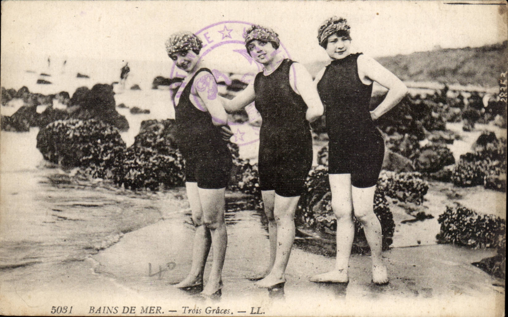 Bains de mer Trois Grace CPA Baigneuse (femme folklore costume)