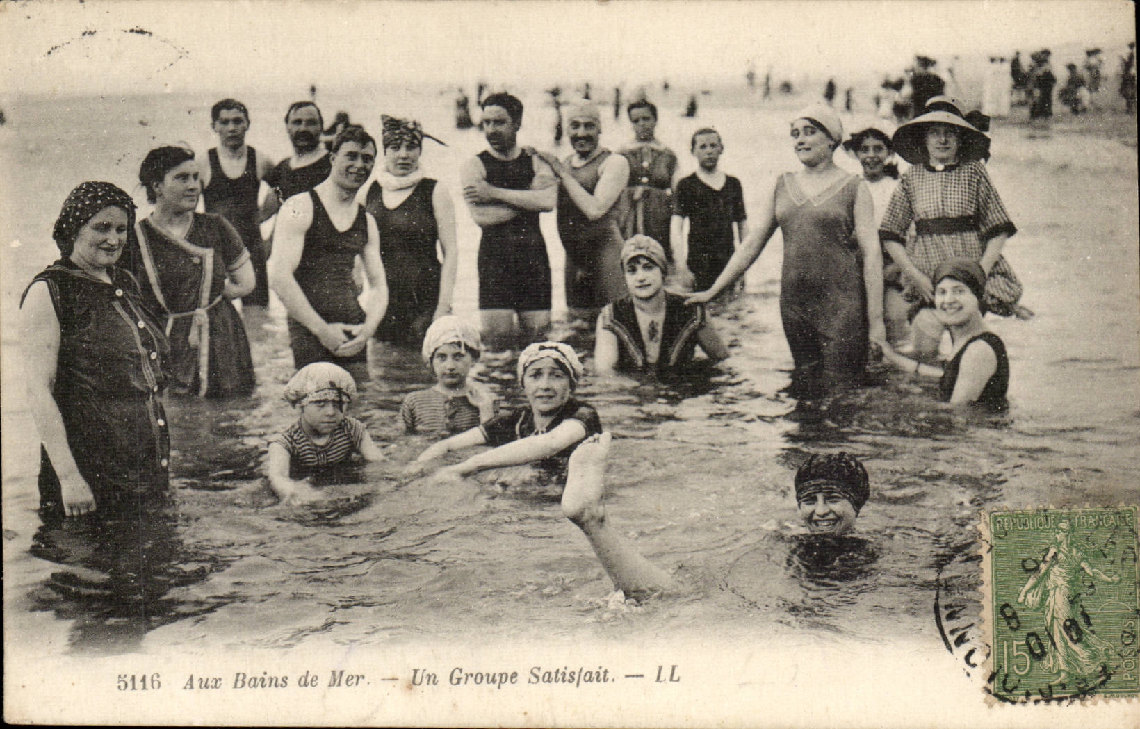 Bains de mer Un groupe satisfait CPA Baigneuse (femme folklore costume)