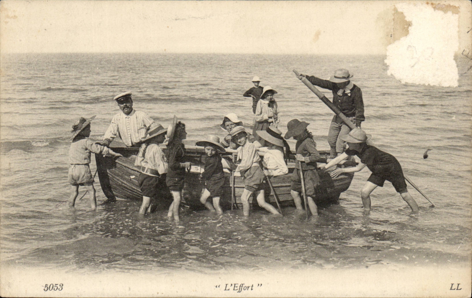 CPA L'effort (bateau costume folklore enfants)