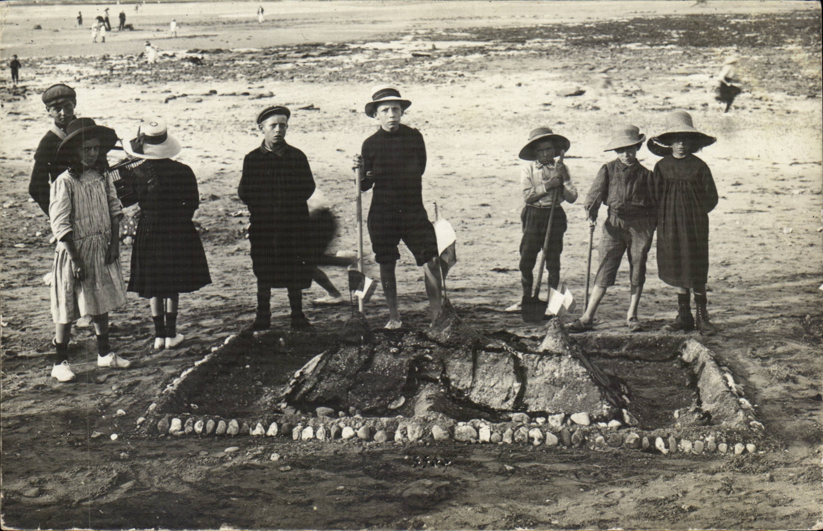 CPA Enfants au bord de la plage (folklore)