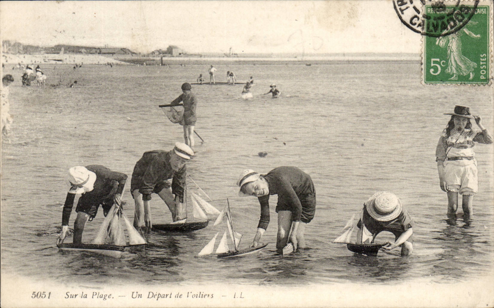 CPA Sur la plage un depart de voiliers