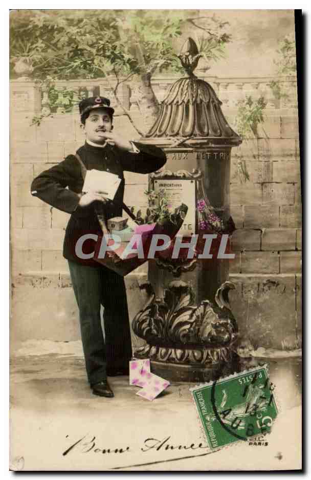 Postier à côté d'un boîte aux lettres — Paris — J.C. Paris