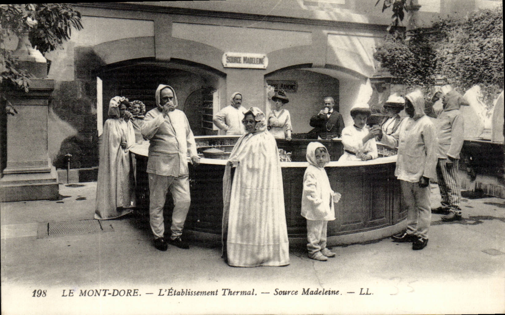 Le Mont-Dore — L'Établissement Thermal — Source Madeleine — LL. — N° 198