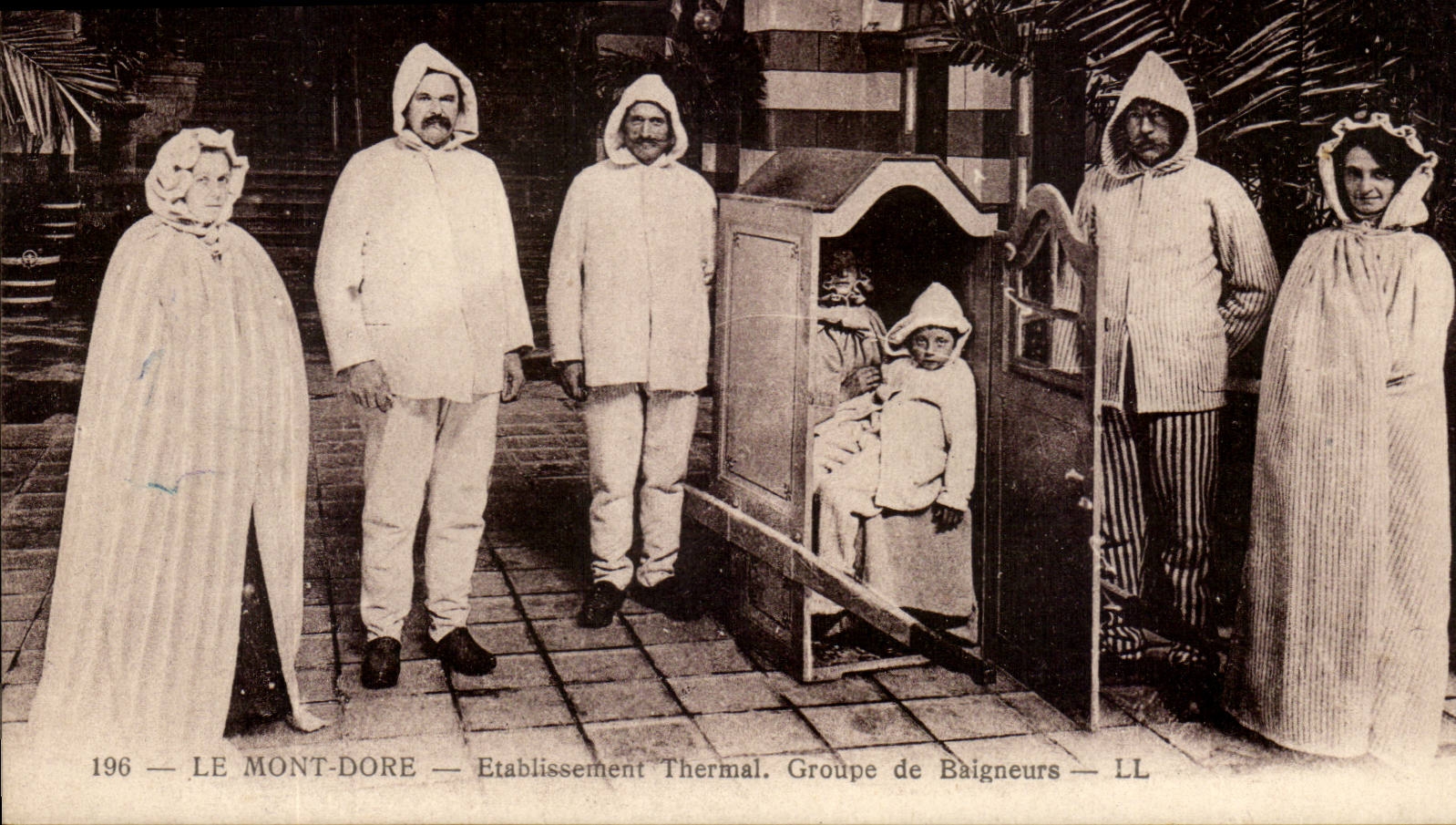 Le Mont-Dore — Établissement Thermal. Groupe de Baigneurs — LL