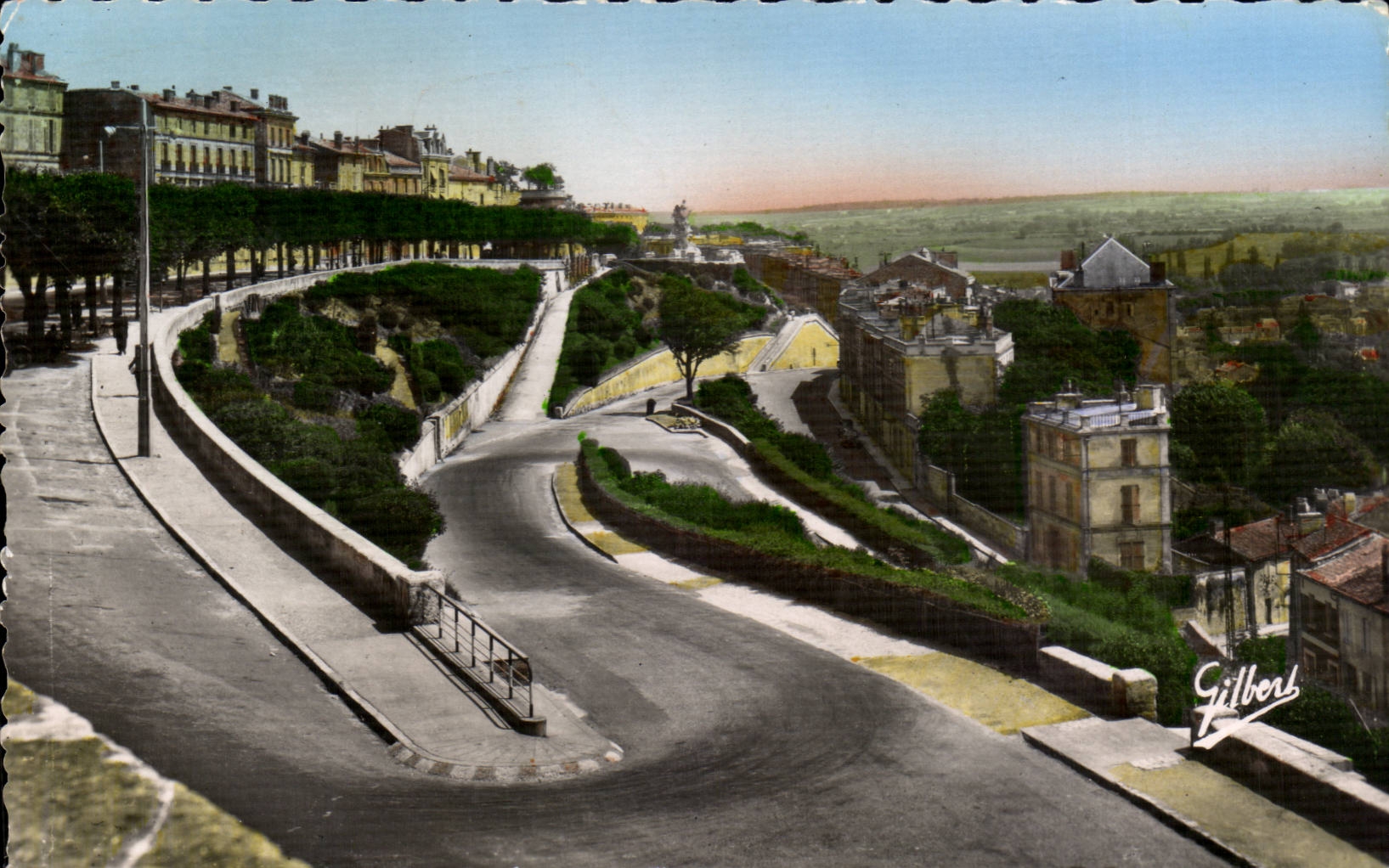 Les Remparts et vue sur le Quartier St-Martin — Angoulême — Éditions Charantaises d'Art A. Gilbert, n°26